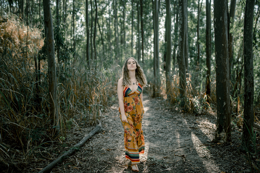 Nossa Casa Estúdio fotografia de 15 anos debutante em Niterói Rio de Janeiro ensaio externo no campo na praia na floresta vestido festa de debutante
