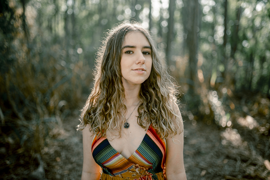 Nossa Casa Estúdio fotografia de 15 anos debutante em Niterói Rio de Janeiro ensaio externo no campo na praia na floresta vestido festa de debutante