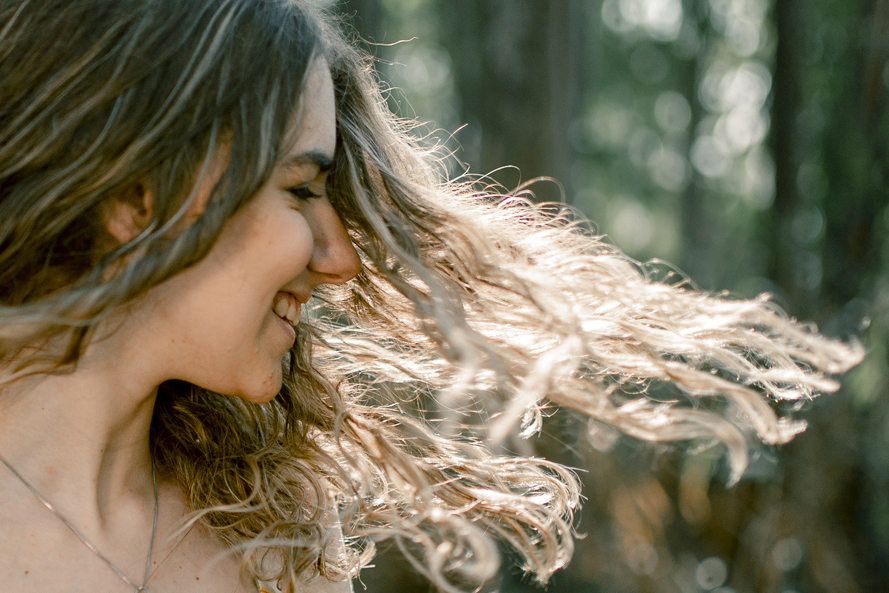 Nossa Casa Estúdio fotografia de 15 anos debutante em Niterói Rio de Janeiro ensaio externo no campo na praia na floresta vestido festa de debutante