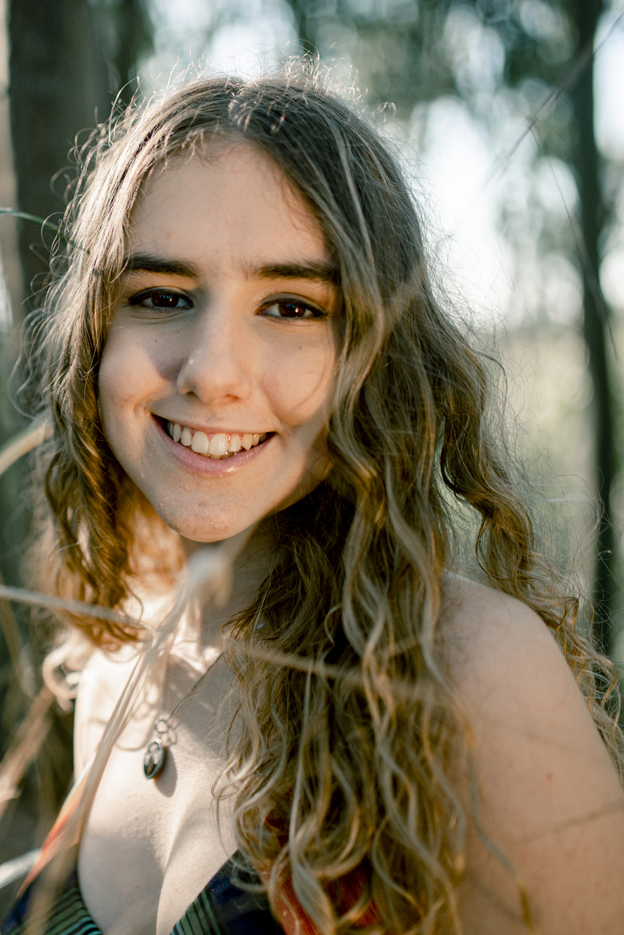Nossa Casa Estúdio fotografia de 15 anos debutante em Niterói Rio de Janeiro ensaio externo no campo na praia na floresta vestido festa de debutante