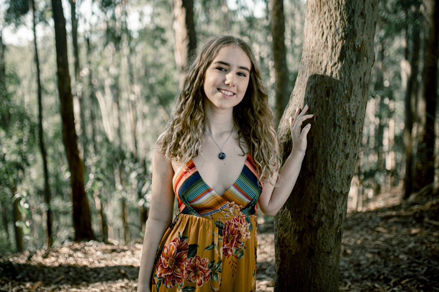 Nossa Casa Estúdio fotografia de 15 anos debutante em Niterói Rio de Janeiro ensaio externo no campo na praia na floresta vestido festa de debutante