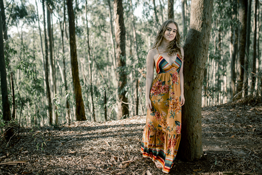 Nossa Casa Estúdio fotografia de 15 anos debutante em Niterói Rio de Janeiro ensaio externo no campo na praia na floresta vestido festa de debutante