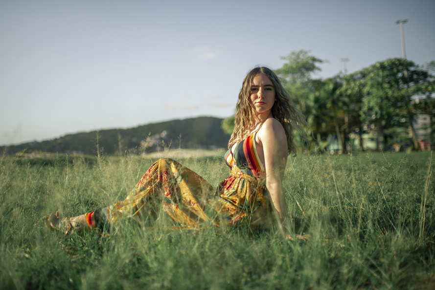 Nossa Casa Estúdio fotografia de 15 anos debutante em Niterói Rio de Janeiro ensaio externo no campo na praia na floresta vestido festa de debutante