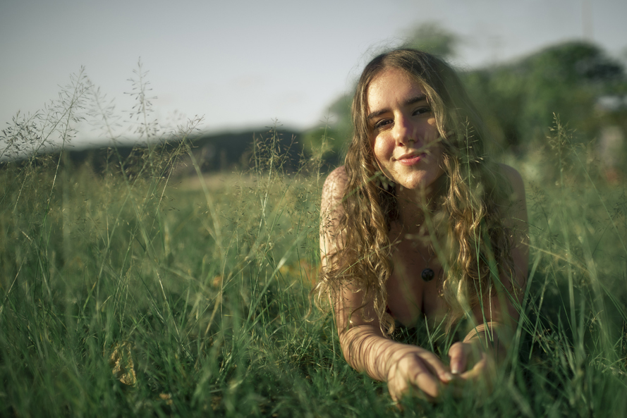 Nossa Casa Estúdio fotografia de 15 anos debutante em Niterói Rio de Janeiro ensaio externo no campo na praia na floresta vestido festa de debutante