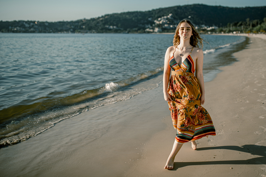 Nossa Casa Estúdio fotografia de 15 anos debutante em Niterói Rio de Janeiro ensaio externo no campo na praia na floresta vestido festa de debutante
