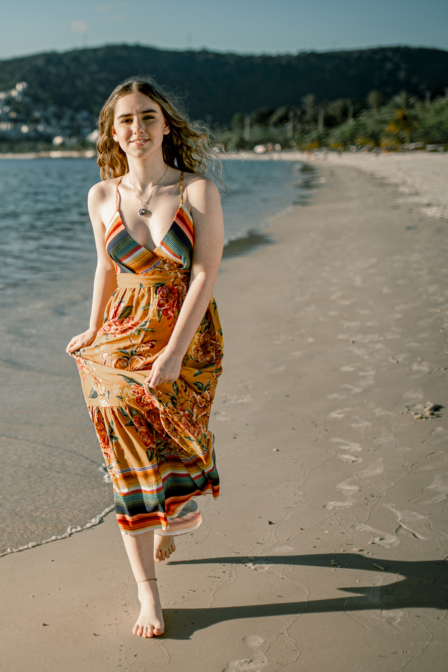 Nossa Casa Estúdio fotografia de 15 anos debutante em Niterói Rio de Janeiro ensaio externo no campo na praia na floresta vestido festa de debutante