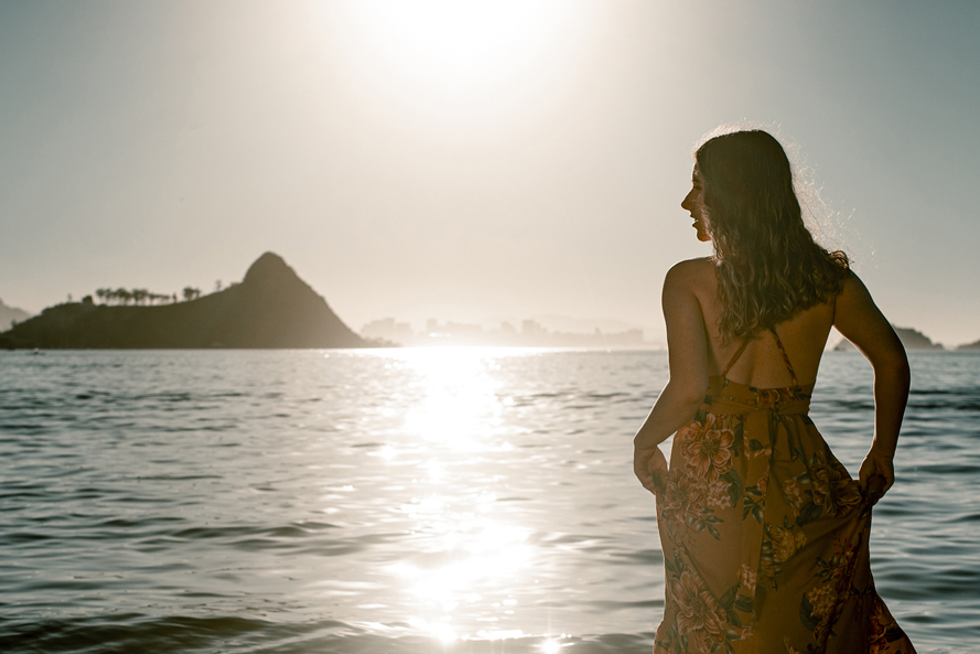 Nossa Casa Estúdio fotografia de 15 anos debutante em Niterói Rio de Janeiro ensaio externo no campo na praia na floresta vestido festa de debutante