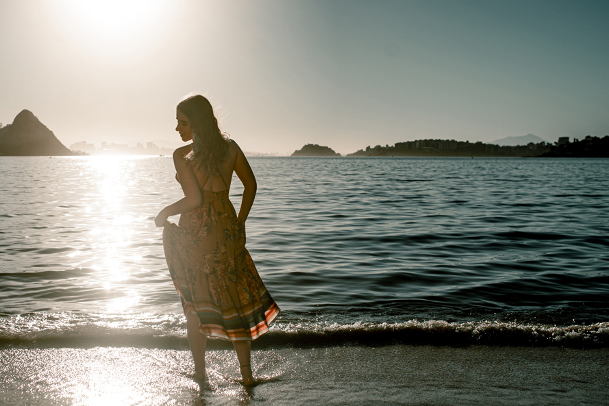 Nossa Casa Estúdio fotografia de 15 anos debutante em Niterói Rio de Janeiro ensaio externo no campo na praia na floresta vestido festa de debutante