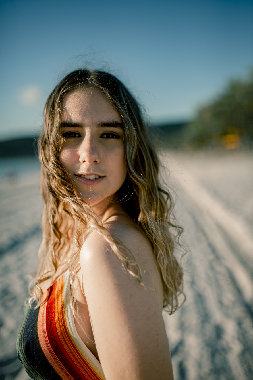 Nossa Casa Estúdio fotografia de 15 anos debutante em Niterói Rio de Janeiro ensaio externo no campo na praia na floresta vestido festa de debutante