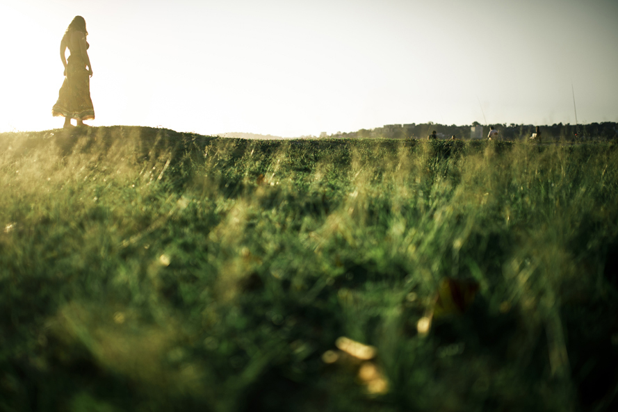 Nossa Casa Estúdio fotografia de 15 anos debutante em Niterói Rio de Janeiro ensaio externo no campo na praia na floresta vestido festa de debutante