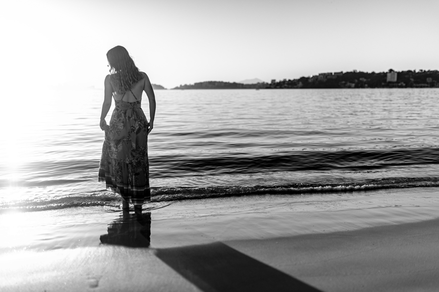 Nossa Casa Estúdio fotografia de 15 anos debutante em Niterói Rio de Janeiro ensaio externo no campo na praia na floresta vestido festa de debutante