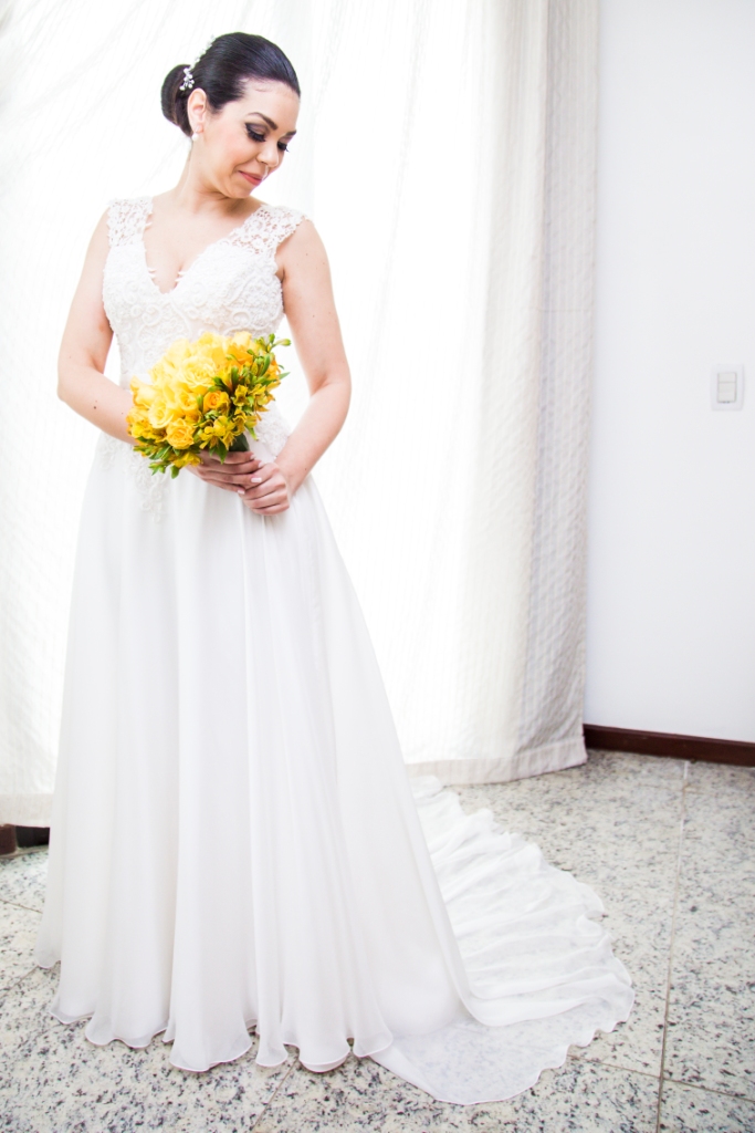 Making Of, fotografia PB, preparação da noiva, casamento em niterói, noiva passando perfume, noiva sorrindo, espelho, maquiagem, vestido da noiva, vestido branco, flor no vestido, stephanie cachapuz
