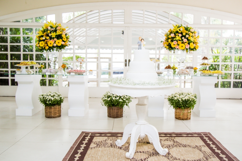 Decoração casamento Tschaffon, mesa branca, bolo de noiva, bonequinhos no bolo, biscuit, salão branco de festas em São Francisco