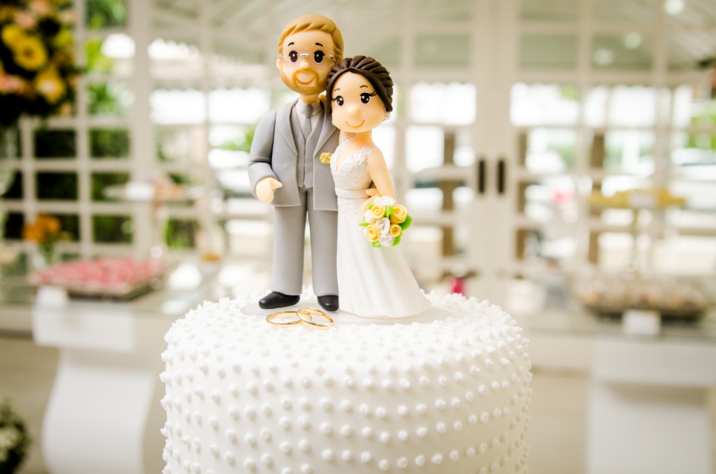 Decoração casamento Tschaffon, mesa branca, bolo de noiva, bonequinhos no bolo, biscuit, salão branco de festas em São Francisco