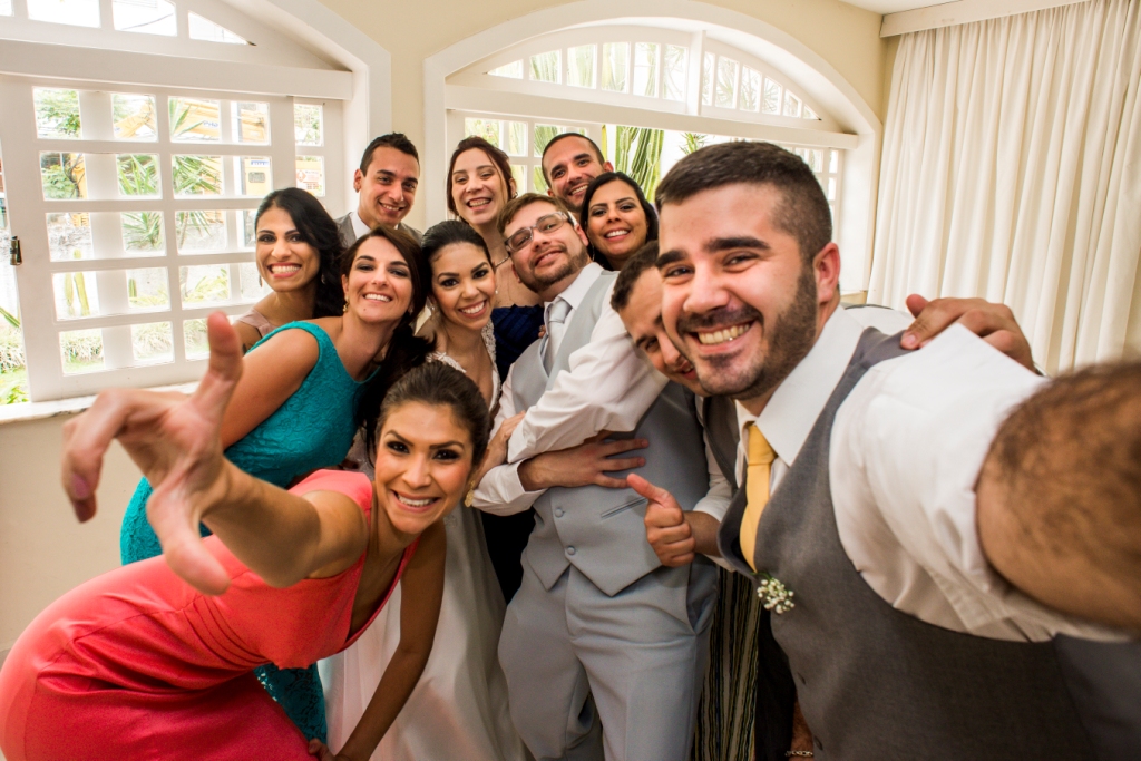 Selfie na festa de casamento, Cerimônia de casamento realizada em São Francisco, Niterói, Rio de Janeiro, fotografia de casamento, fotógrafos de casamento