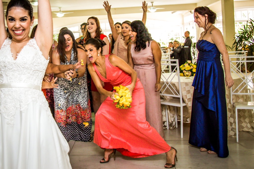 Momento do buquê, noiva jogando o buquê, irmã da noiva de vestido salmão pegou o buquê em festa de casamento, na cidade de Niterói, Rio de Janeiro, Noiva Feliz