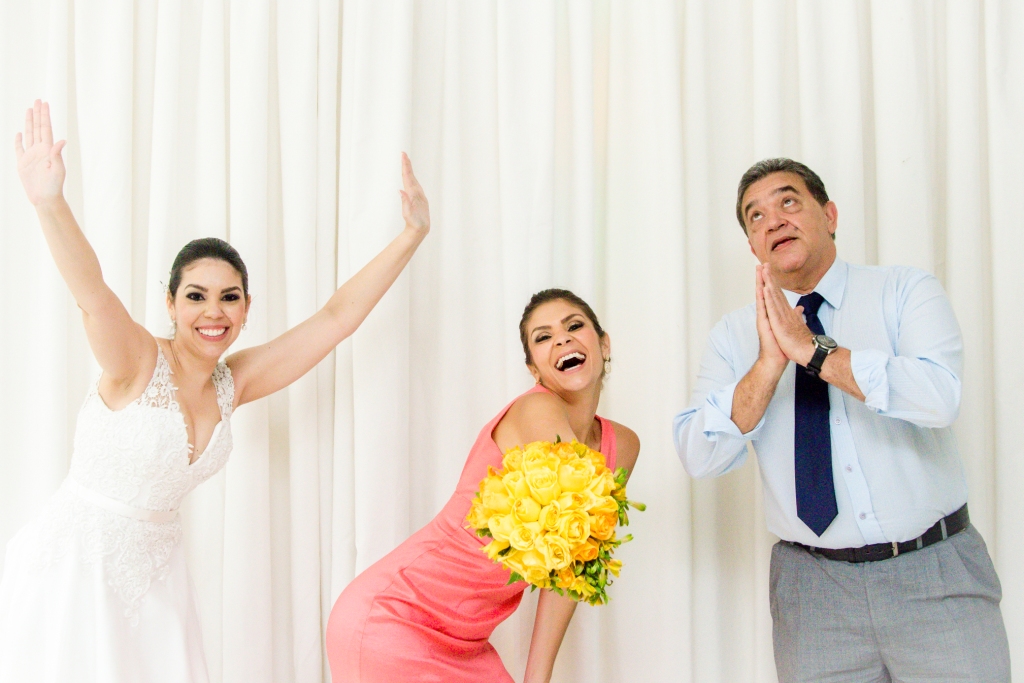 Momento do buquê, noiva jogando o buquê, irmã da noiva de vestido salmão pegou o buquê em festa de casamento, na cidade de Niterói, Rio de Janeiro, Noiva Feliz, pai da noiva rezando