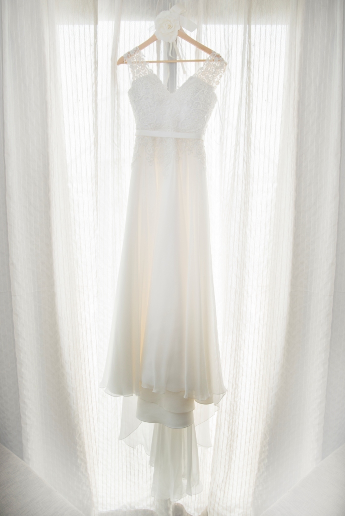 Making Of, fotografia PB, preparação da noiva, casamento em niterói, salão espaço fenix, noiva sorrindo, espelho, maquiagem, vestido da noiva, vestido branco, flor no vestido, stephanie cachapuz