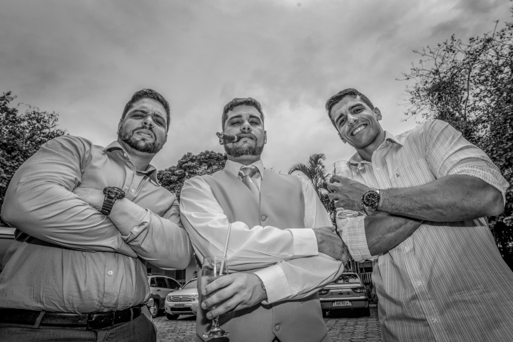 Padrinhos com noivo e charuto em festa de casamento, fotografia de casamento premiada, casamentos em Niterói, fotógrafo