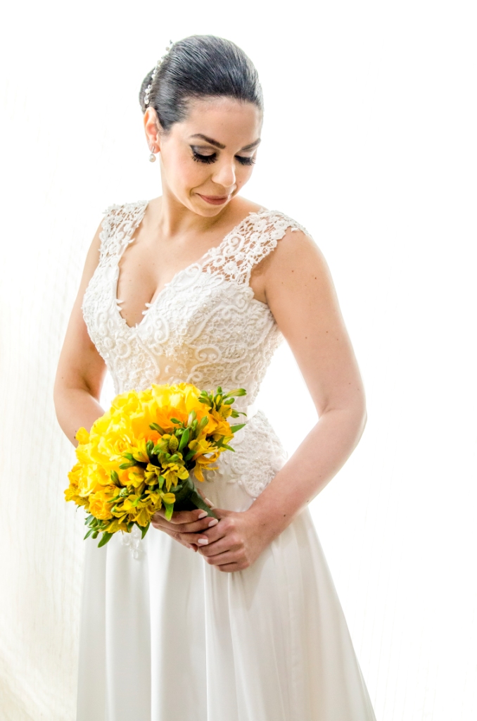 Making Of, fotografia PB, preparação da noiva, casamento em niterói, noiva passando perfume, noiva sorrindo, espelho, maquiagem, vestido da noiva, vestido branco, flor no vestido, stephanie cachapuz