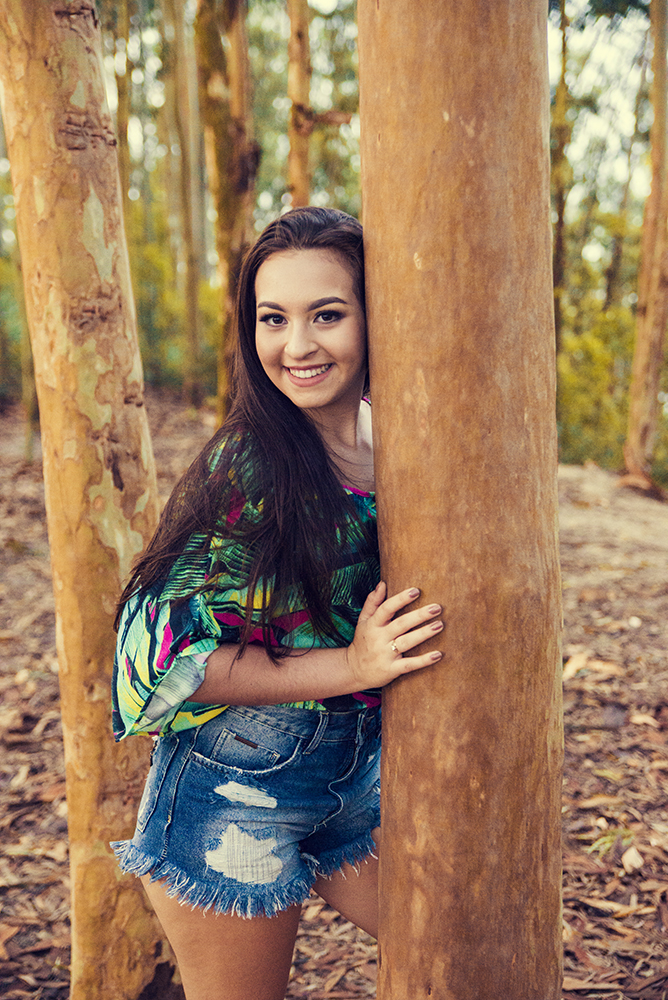 Floresta de Eucaliptos modelo Book de 15 anos debutante parque da cidade de niterói rio de janeiro por do sol vestido azul floral ensaio fotográfico fotografia pose aniversário sorriso