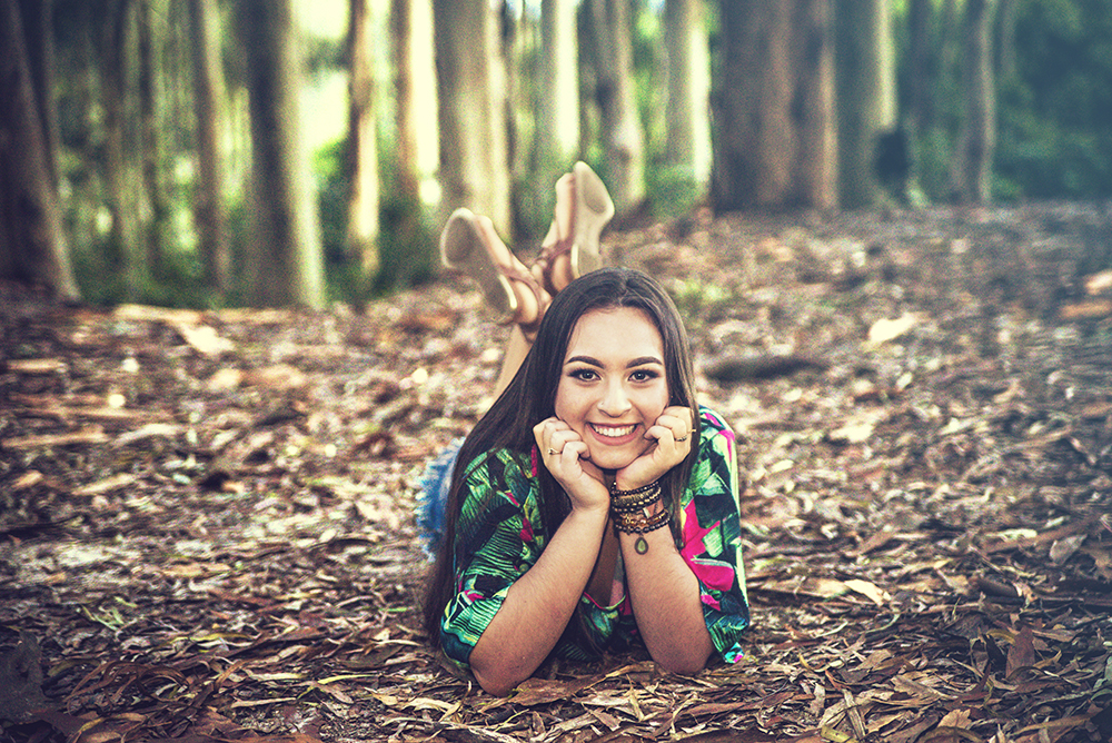 Floresta de Eucaliptos modelo Book de 15 anos debutante parque da cidade de niterói rio de janeiro por do sol vestido azul floral ensaio fotográfico fotografia pose aniversário sorriso