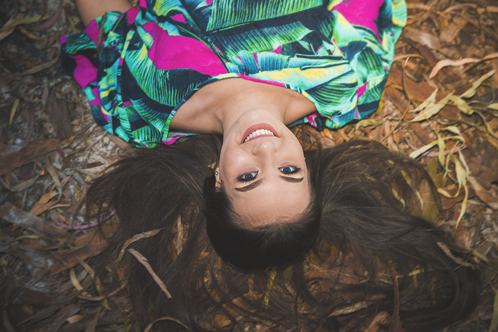 Floresta de Eucaliptos modelo Book de 15 anos debutante parque da cidade de niterói rio de janeiro por do sol vestido azul floral ensaio fotográfico fotografia pose aniversário sorriso