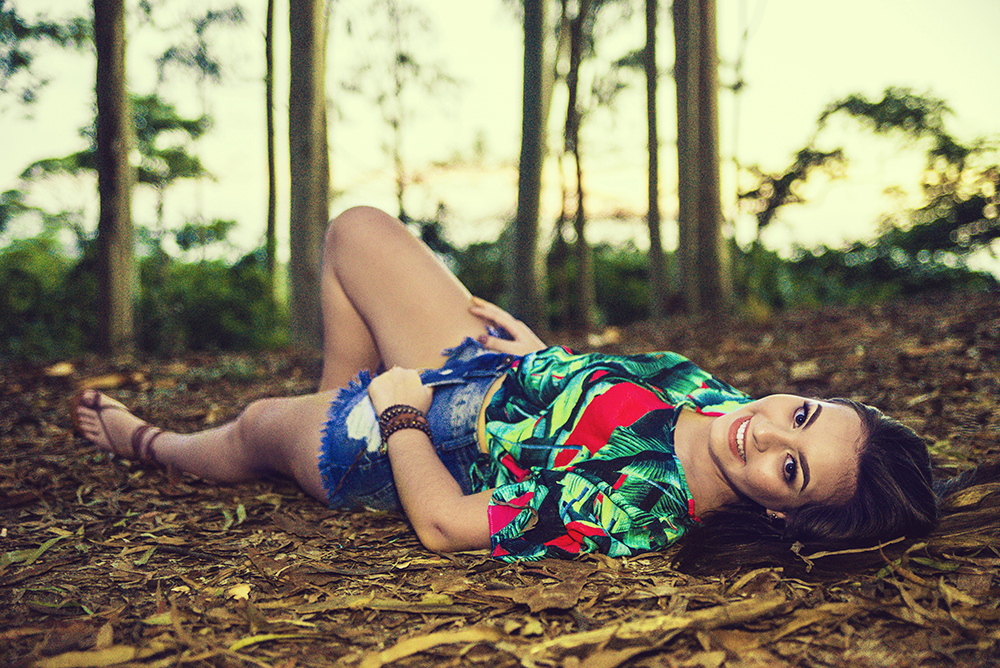 Floresta de Eucaliptos modelo Book de 15 anos debutante parque da cidade de niterói rio de janeiro por do sol vestido azul floral ensaio fotográfico fotografia pose aniversário sorriso