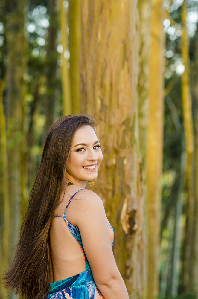Floresta de Eucaliptos modelo Book de 15 anos debutante parque da cidade de niterói rio de janeiro por do sol vestido azul floral ensaio fotográfico fotografia pose aniversário sorriso