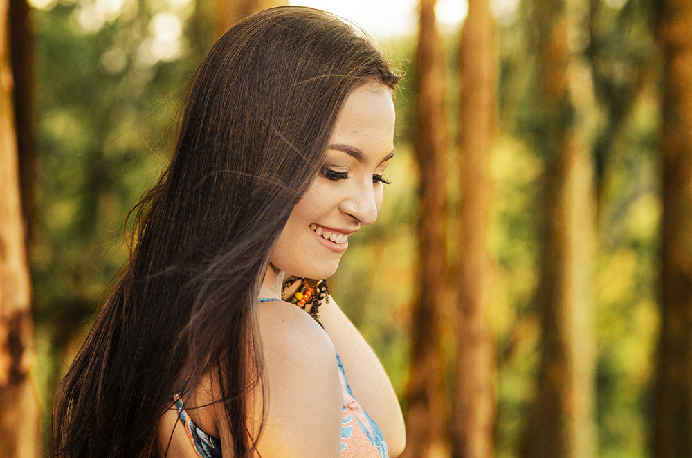 Floresta de Eucaliptos modelo Book de 15 anos debutante parque da cidade de niterói rio de janeiro por do sol vestido azul floral ensaio fotográfico fotografia pose aniversário sorriso