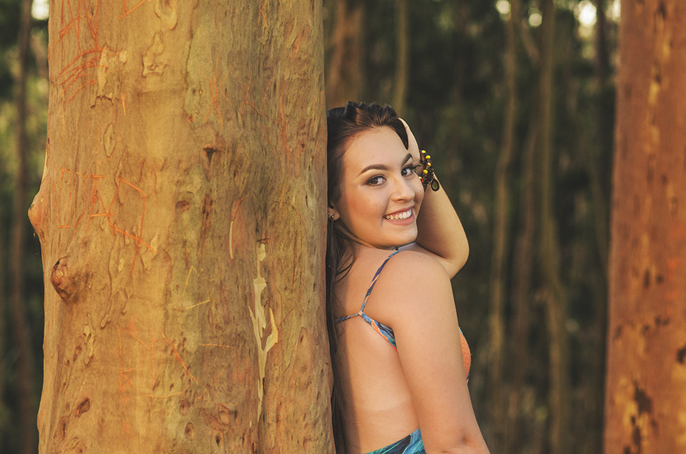 Floresta de Eucaliptos modelo Book de 15 anos debutante parque da cidade de niterói rio de janeiro por do sol vestido azul floral ensaio fotográfico fotografia pose aniversário sorriso