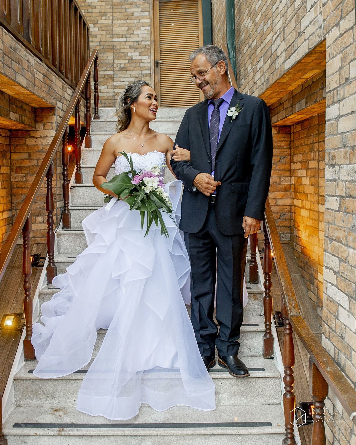 Casamento em Niterói Espaço Barcelona noiva vestido casamento pista de dança fotografia de casal fotógrafo no Rio de Janeiro casamento diurno na praia decoração rústica delicada e clássica noivos na pista de dança fotos espontâneas Nossa Casa Estúdio