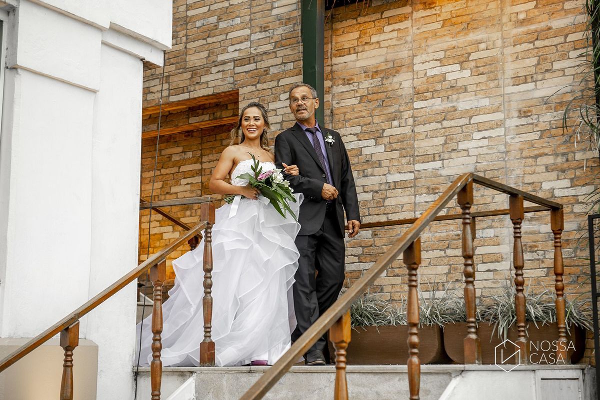 Casamento em Niterói Espaço Barcelona noiva vestido casamento pista de dança fotografia de casal fotógrafo no Rio de Janeiro casamento diurno na praia decoração rústica delicada e clássica noivos na pista de dança fotos espontâneas Nossa Casa Estúdio