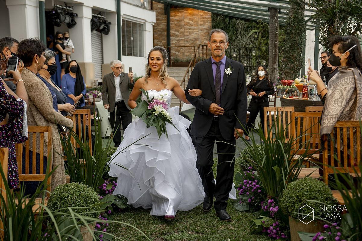 Casamento em Niterói Espaço Barcelona noiva vestido casamento pista de dança fotografia de casal fotógrafo no Rio de Janeiro casamento diurno na praia decoração rústica delicada e clássica noivos na pista de dança fotos espontâneas Nossa Casa Estúdio