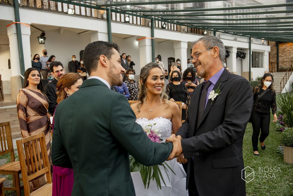 Casamento em Niterói Espaço Barcelona noiva vestido casamento pista de dança fotografia de casal fotógrafo no Rio de Janeiro casamento diurno na praia decoração rústica delicada e clássica noivos na pista de dança fotos espontâneas Nossa Casa Estúdio