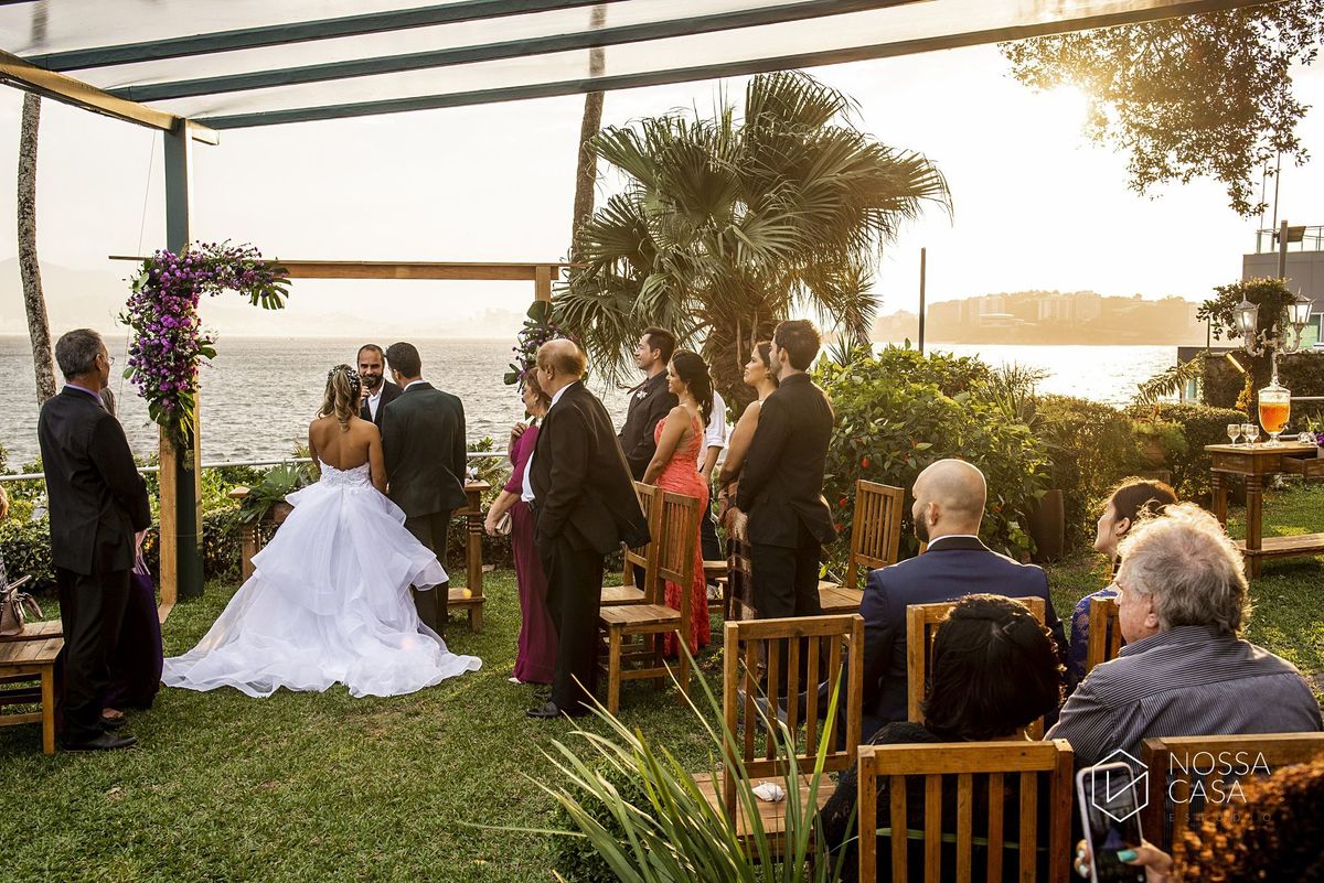 Casamento em Niterói Espaço Barcelona noiva vestido casamento pista de dança fotografia de casal fotógrafo no Rio de Janeiro casamento diurno na praia decoração rústica delicada e clássica noivos na pista de dança fotos espontâneas Nossa Casa Estúdio