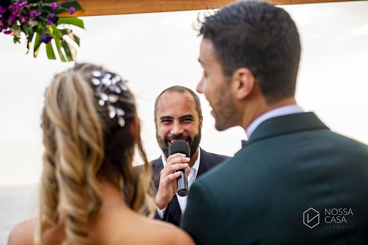 Casamento em Niterói Espaço Barcelona noiva vestido casamento pista de dança fotografia de casal fotógrafo no Rio de Janeiro casamento diurno na praia decoração rústica delicada e clássica noivos na pista de dança fotos espontâneas Nossa Casa Estúdio