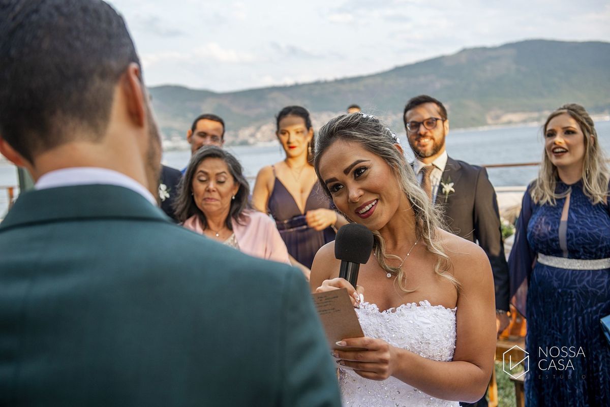 Casamento em Niterói Espaço Barcelona noiva vestido casamento pista de dança fotografia de casal fotógrafo no Rio de Janeiro casamento diurno na praia decoração rústica delicada e clássica noivos na pista de dança fotos espontâneas Nossa Casa Estúdio