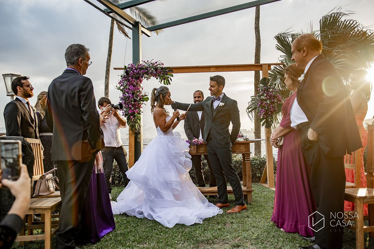 Casamento em Niterói Espaço Barcelona noiva vestido casamento pista de dança fotografia de casal fotógrafo no Rio de Janeiro casamento diurno na praia decoração rústica delicada e clássica noivos na pista de dança fotos espontâneas Nossa Casa Estúdio