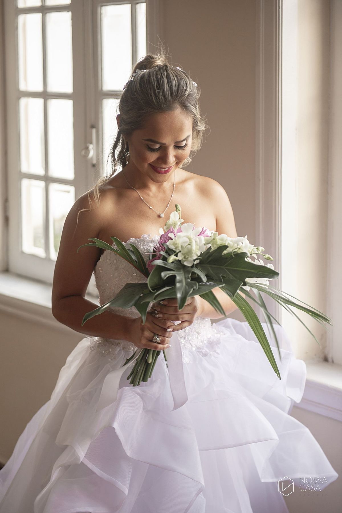 Casamento em Niterói Espaço Barcelona noiva vestido casamento pista de dança fotografia de casal fotógrafo no Rio de Janeiro casamento diurno na praia decoração rústica delicada e clássica noivos na pista de dança fotos espontâneas Nossa Casa Estúdio