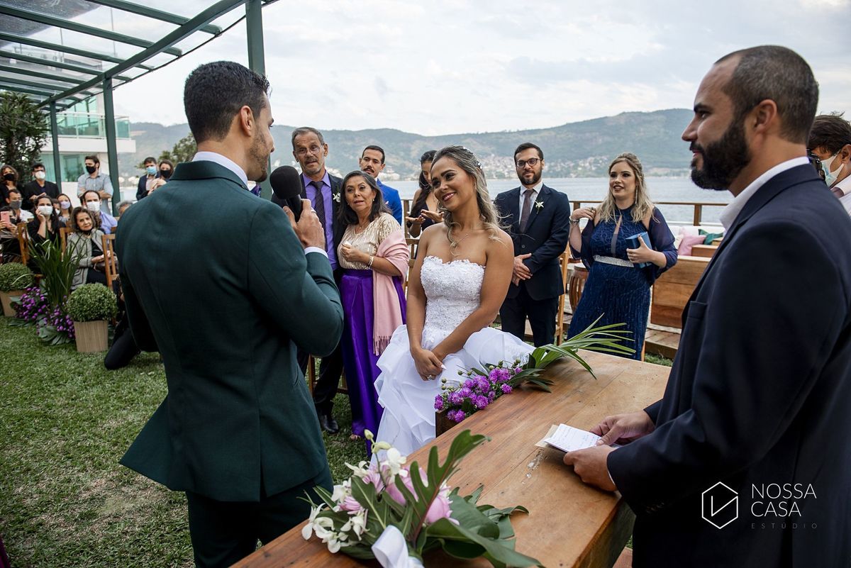 Casamento em Niterói Espaço Barcelona noiva vestido casamento pista de dança fotografia de casal fotógrafo no Rio de Janeiro casamento diurno na praia decoração rústica delicada e clássica noivos na pista de dança fotos espontâneas Nossa Casa Estúdio