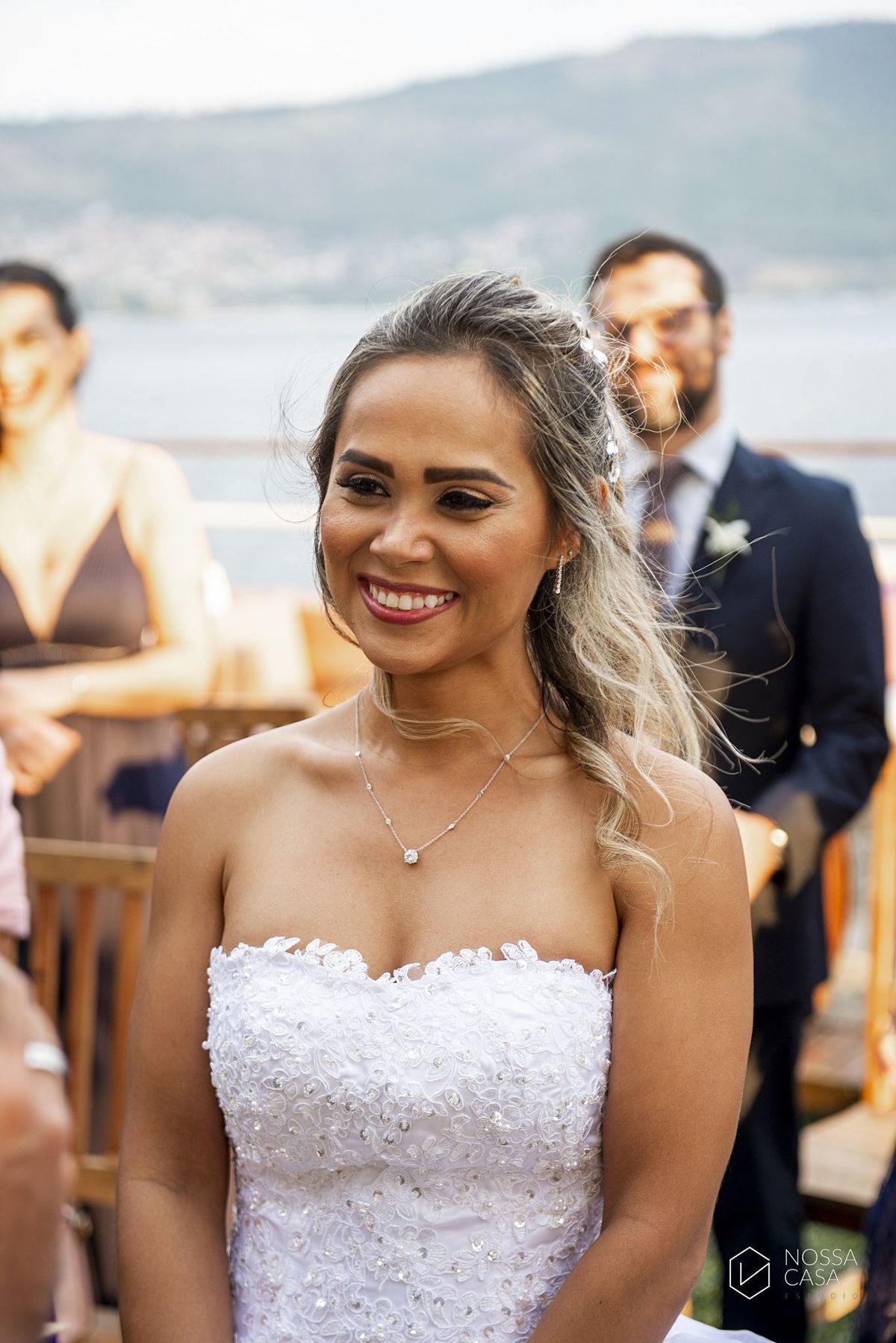 Casamento em Niterói Espaço Barcelona noiva vestido casamento pista de dança fotografia de casal fotógrafo no Rio de Janeiro casamento diurno na praia decoração rústica delicada e clássica noivos na pista de dança fotos espontâneas Nossa Casa Estúdio