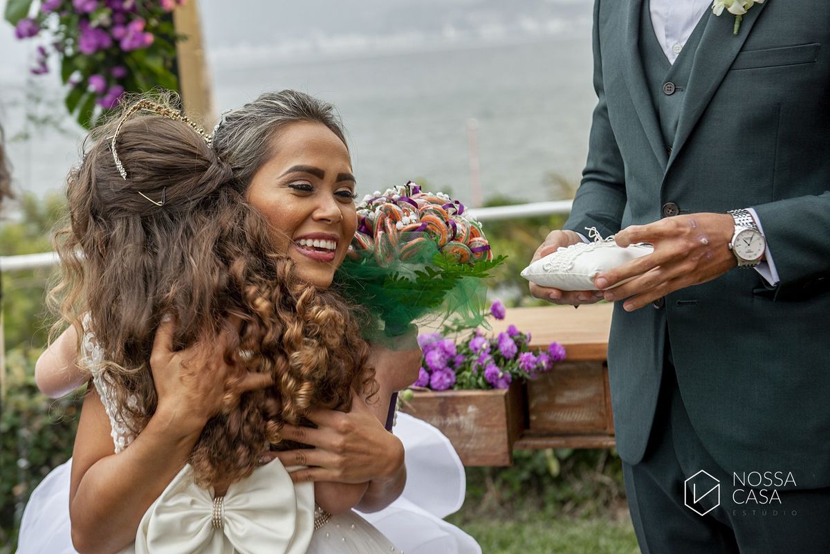 Casamento em Niterói Espaço Barcelona noiva vestido casamento pista de dança fotografia de casal fotógrafo no Rio de Janeiro casamento diurno na praia decoração rústica delicada e clássica noivos na pista de dança fotos espontâneas Nossa Casa Estúdio