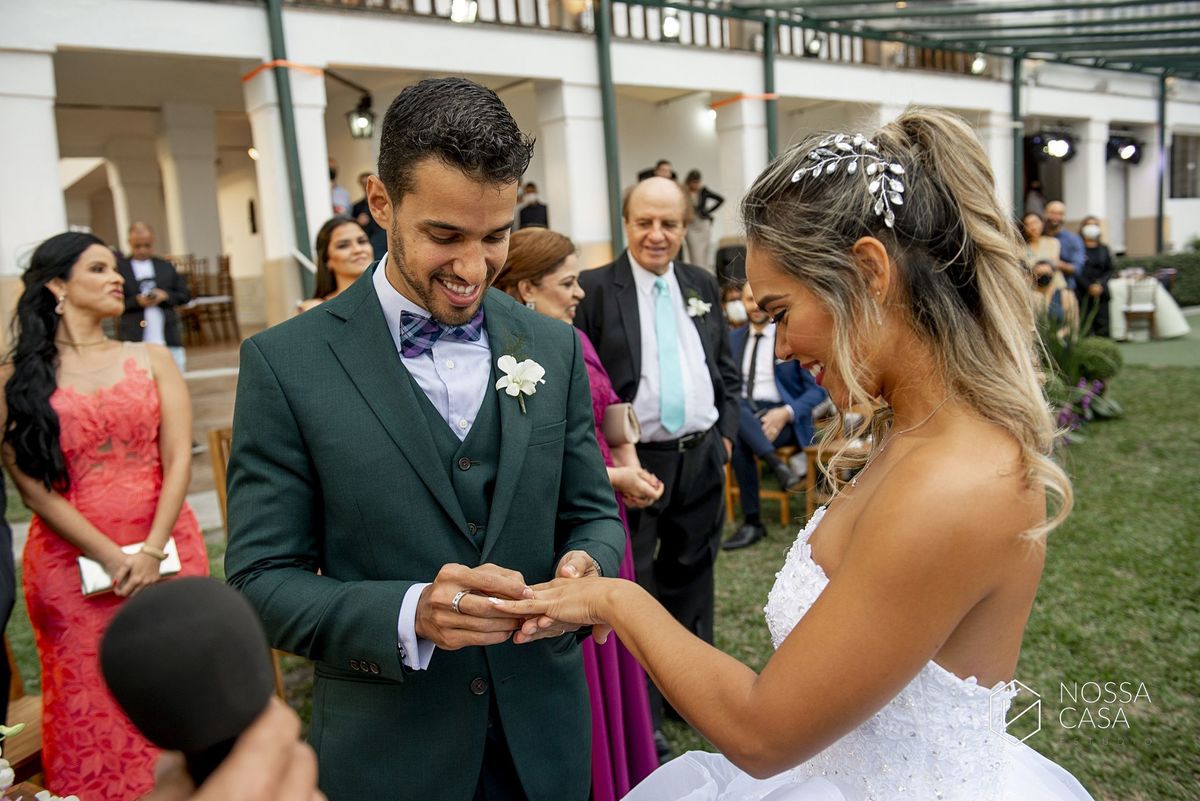 Casamento em Niterói Espaço Barcelona noiva vestido casamento pista de dança fotografia de casal fotógrafo no Rio de Janeiro casamento diurno na praia decoração rústica delicada e clássica noivos na pista de dança fotos espontâneas Nossa Casa Estúdio