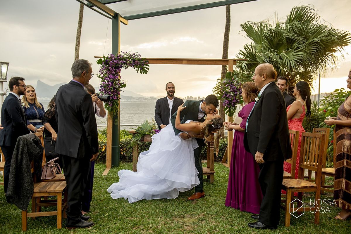 Casamento em Niterói Espaço Barcelona noiva vestido casamento pista de dança fotografia de casal fotógrafo no Rio de Janeiro casamento diurno na praia decoração rústica delicada e clássica noivos na pista de dança fotos espontâneas Nossa Casa Estúdio