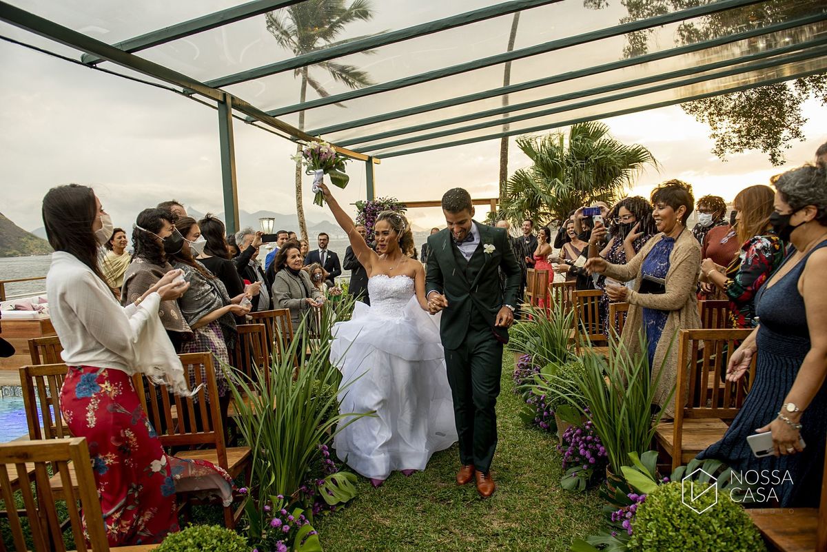 Casamento em Niterói Espaço Barcelona noiva vestido casamento pista de dança fotografia de casal fotógrafo no Rio de Janeiro casamento diurno na praia decoração rústica delicada e clássica noivos na pista de dança fotos espontâneas Nossa Casa Estúdio
