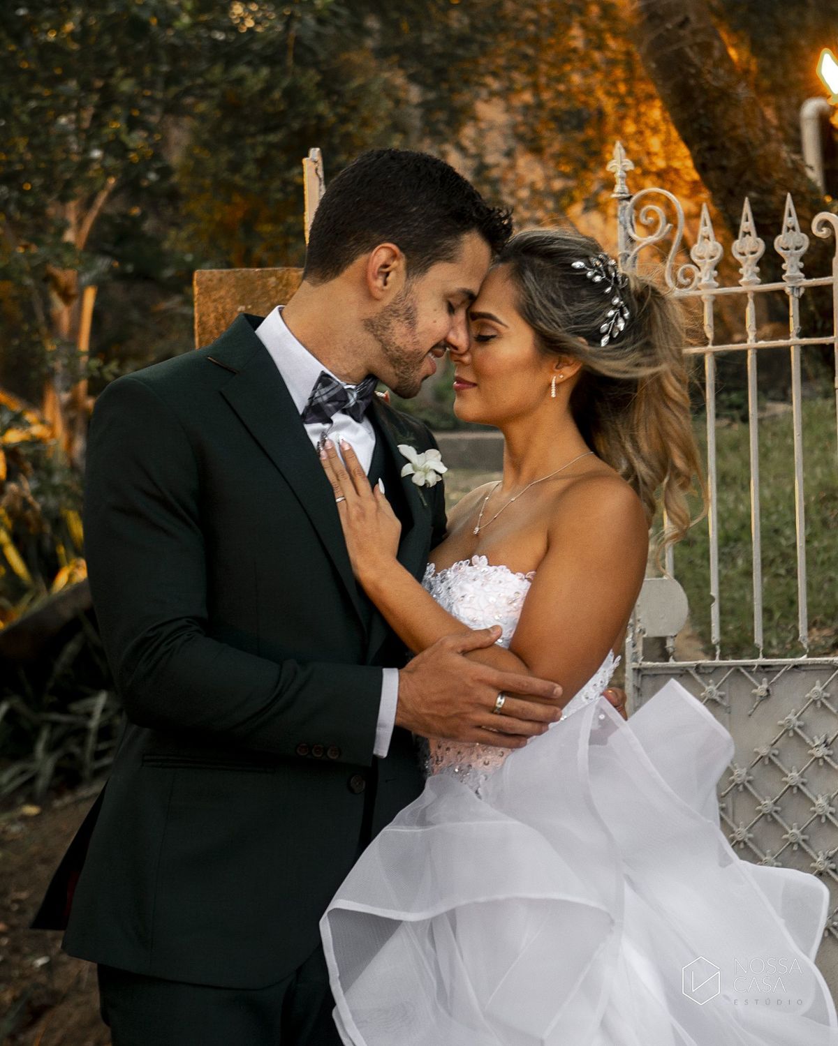 Casamento em Niterói Espaço Barcelona noiva vestido casamento pista de dança fotografia de casal fotógrafo no Rio de Janeiro casamento diurno na praia decoração rústica delicada e clássica noivos na pista de dança fotos espontâneas Nossa Casa Estúdio