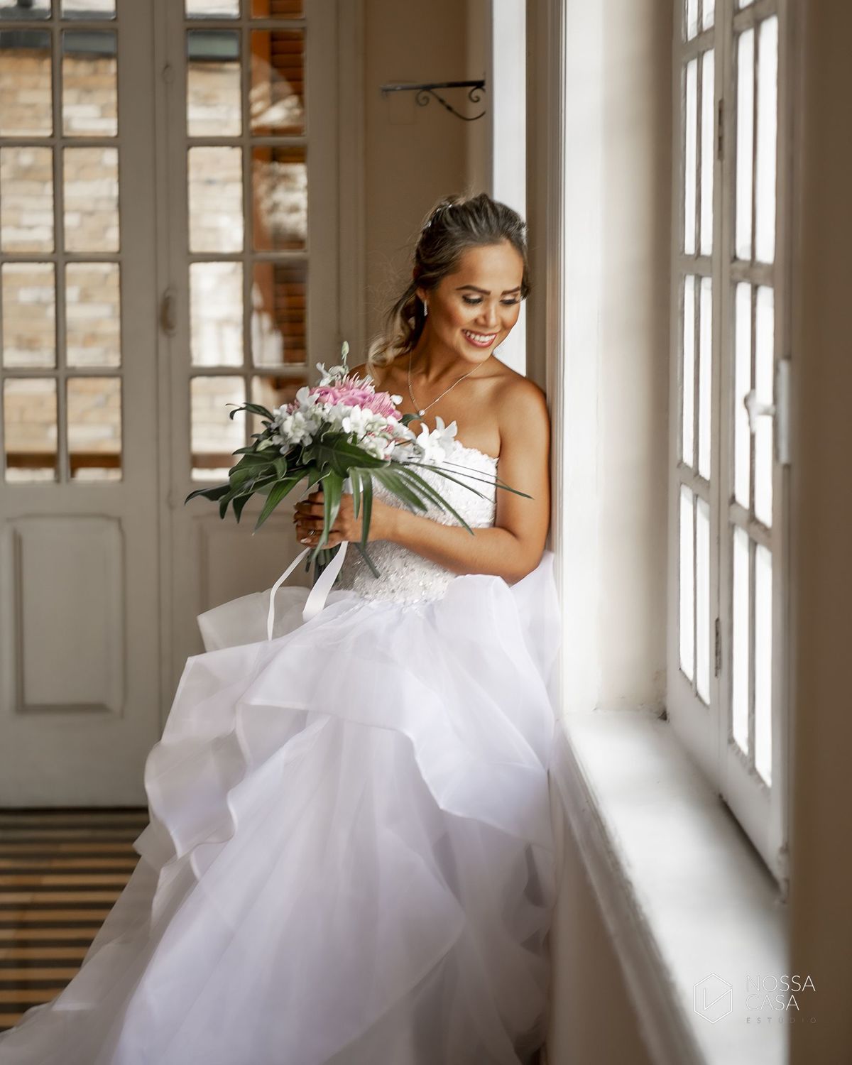 Casamento em Niterói Espaço Barcelona noiva vestido casamento pista de dança fotografia de casal fotógrafo no Rio de Janeiro casamento diurno na praia decoração rústica delicada e clássica noivos na pista de dança fotos espontâneas Nossa Casa Estúdio