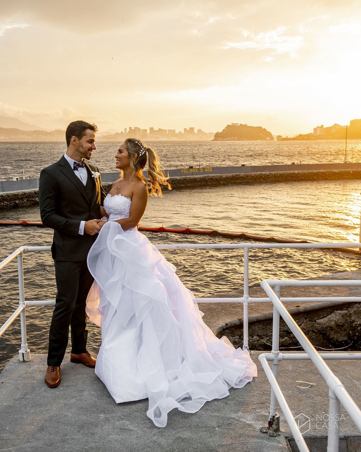 Casamento em Niterói Espaço Barcelona noiva vestido casamento pista de dança fotografia de casal fotógrafo no Rio de Janeiro casamento diurno na praia decoração rústica delicada e clássica noivos na pista de dança fotos espontâneas Nossa Casa Estúdio