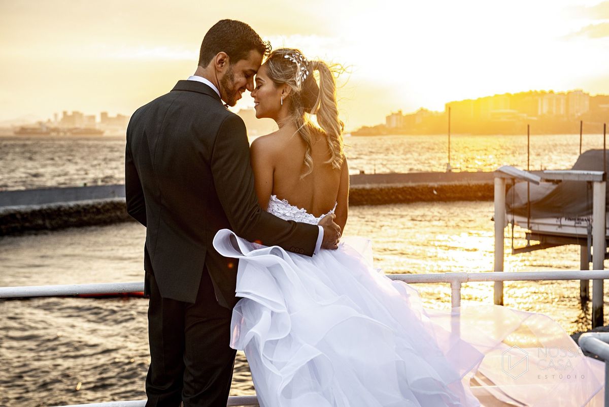 Casamento em Niterói Espaço Barcelona noiva vestido casamento pista de dança fotografia de casal fotógrafo no Rio de Janeiro casamento diurno na praia decoração rústica delicada e clássica noivos na pista de dança fotos espontâneas Nossa Casa Estúdio